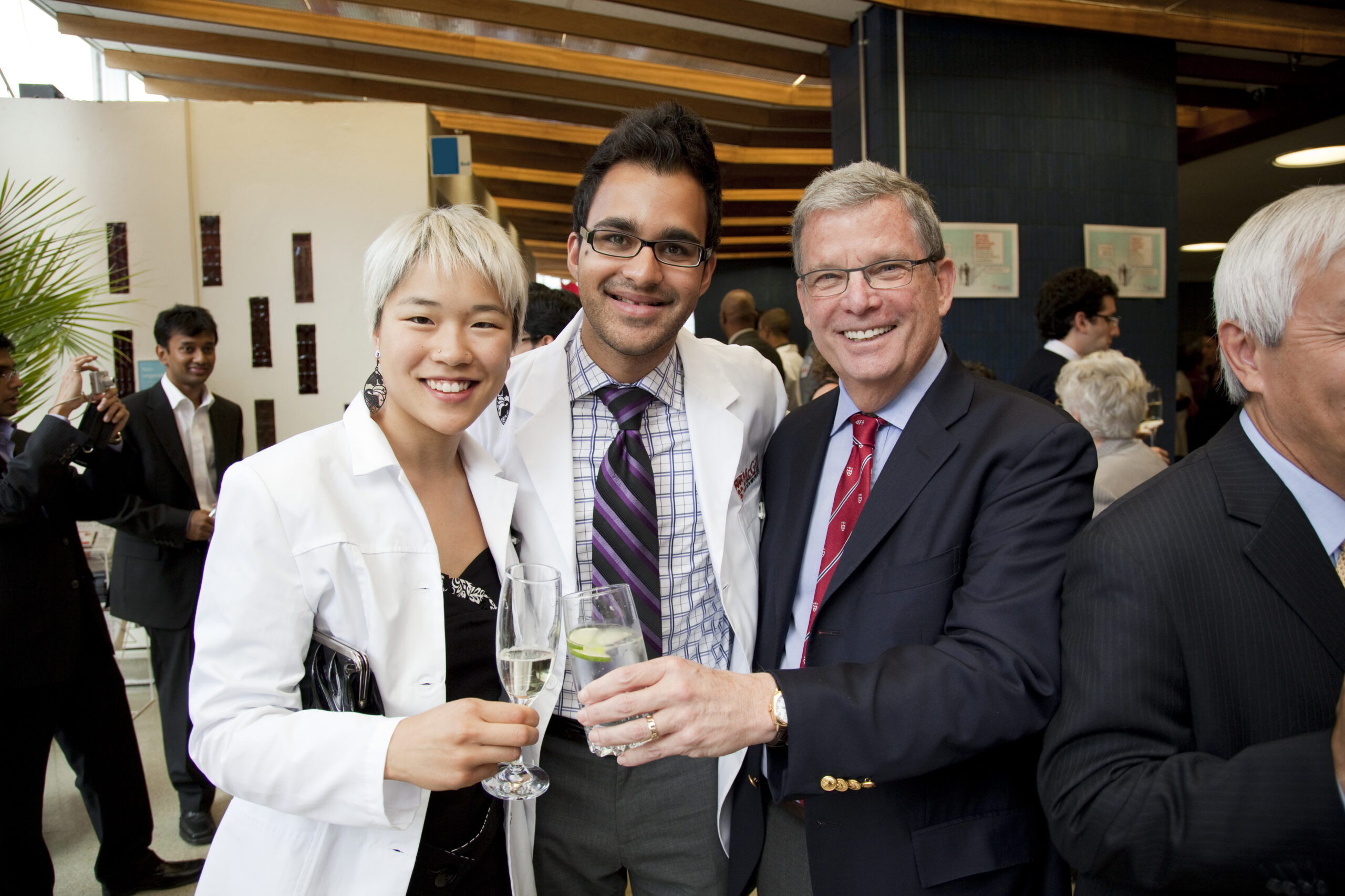 Le doyen Levin à la Cérémonie annuelle Dr Joseph Wener Donning the Healer’s Habit, avec les étudiants en médecine de deuxième année, Yolaine Yim (à gauche) et Yaameen Mohammed Chanda.<p>(références photographiques : Nicolas Morin)