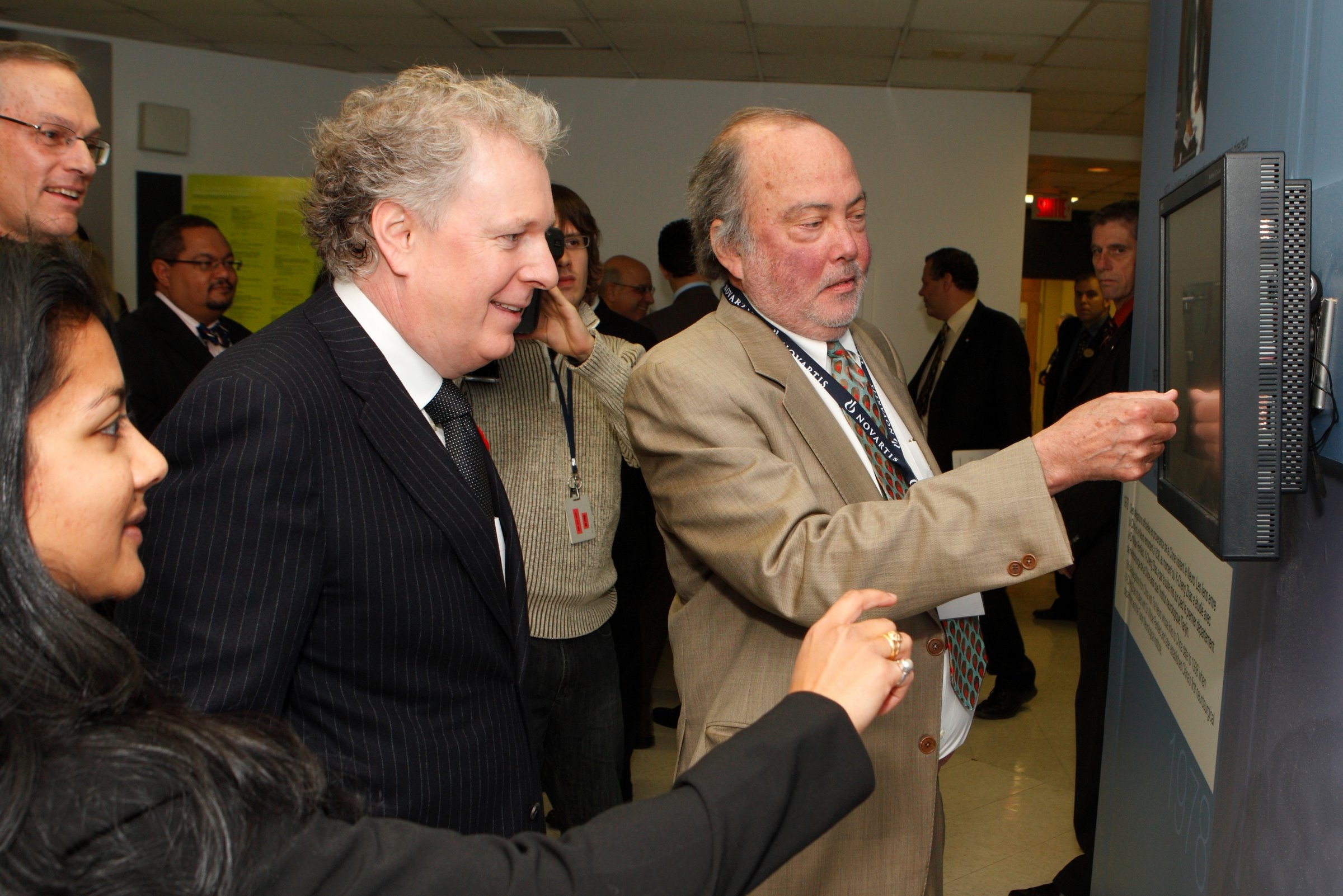 Le première ministre Jean Charest et le Dr David Colman, Directeur, L’Institut et Hôpital neurologiques de Montréal regardant une exposition interactive durant les célébrations du 75e anniversaire de L’Institut et Hôpital neurologiques de Montréal.