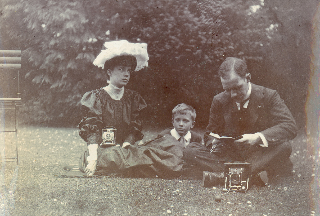 <em><strong>Gwendolen Marjorie Howard with her camera, William Osler’s son Revere, and Dr. Colin Kerr Russel in Oxford, 1905 (Photo courtesy Osler Library)</em></strong>