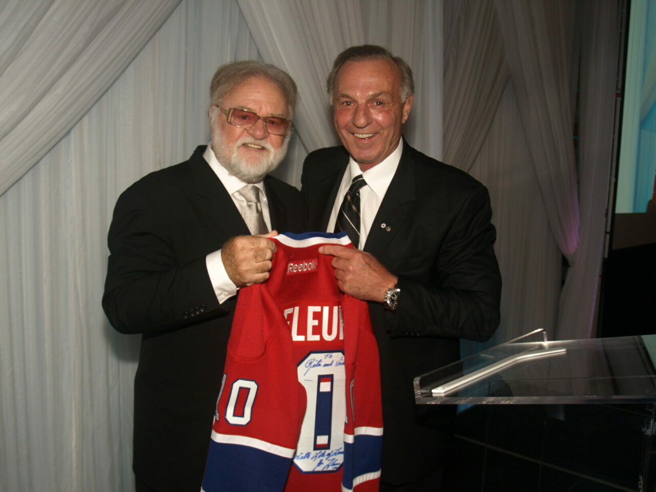 Guy Lafleur signing his jersey for winning bidder Victor Bertrand (Photo: Jack Gurevitch)