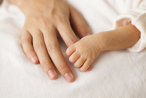 preterm_baby_hand_with_adult_hand_0